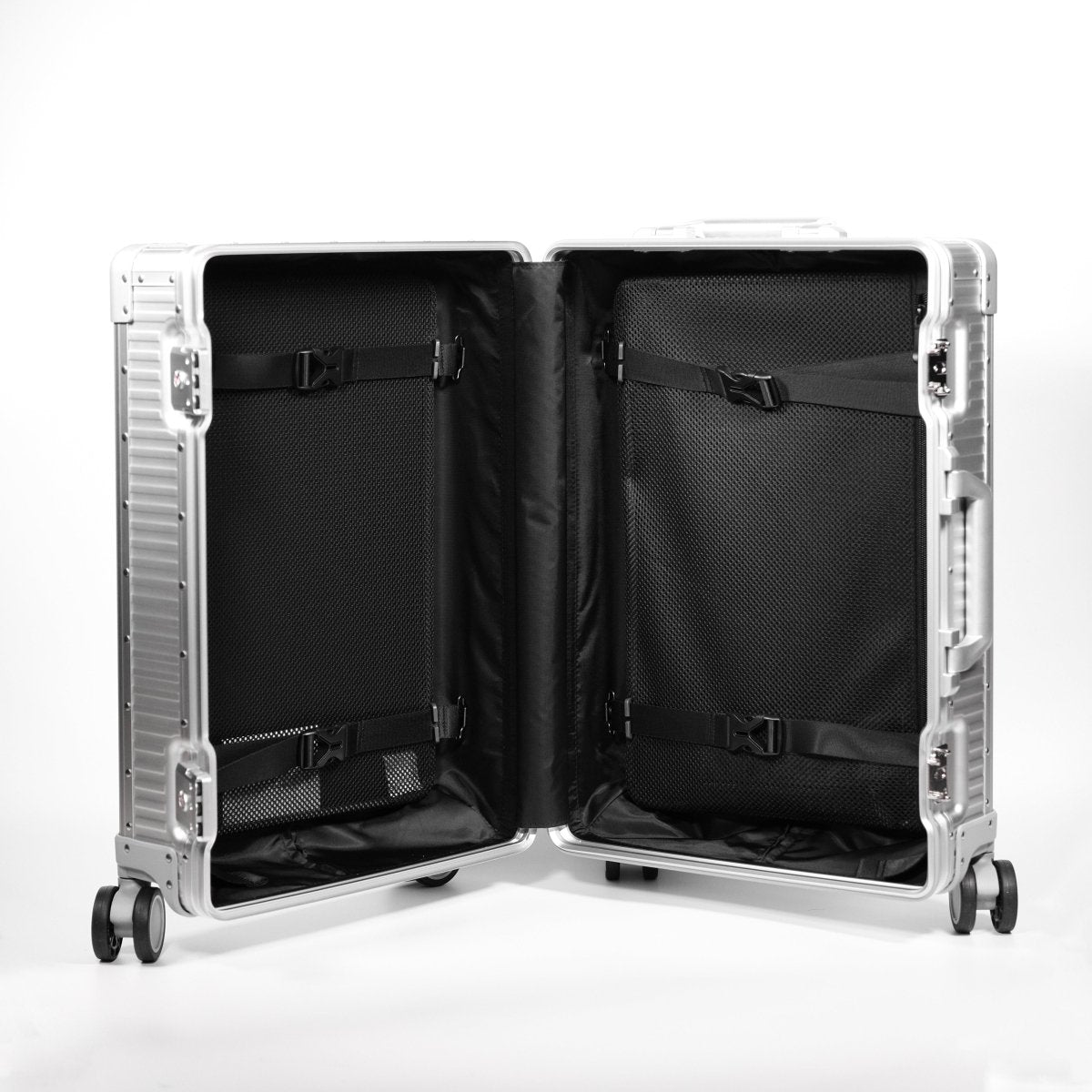 <受注生産 7月末より順次発送>Stripe Aluminum Suitcase(Silver) - aucentic