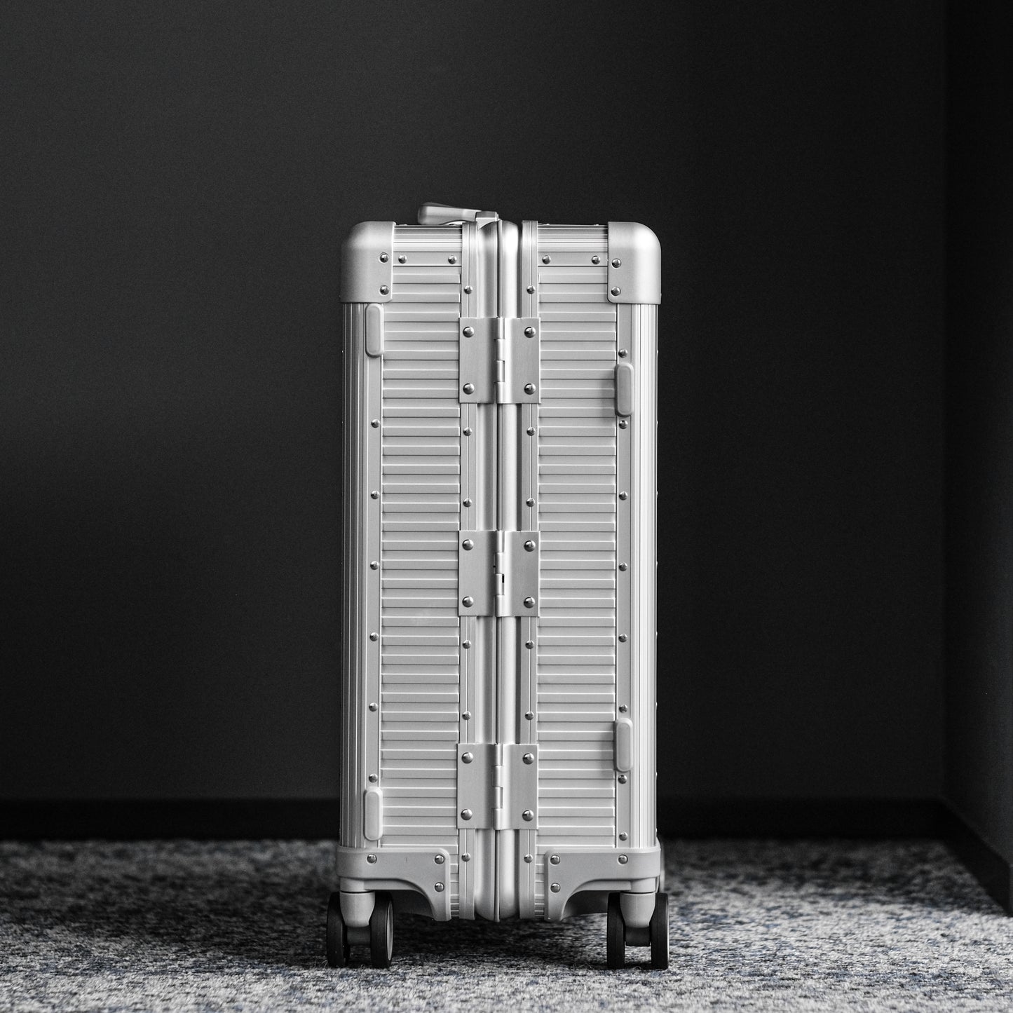 <モデルチェンジ>Stripe Aluminum Suitcase(Silver｜Hinge:Aluminum)
